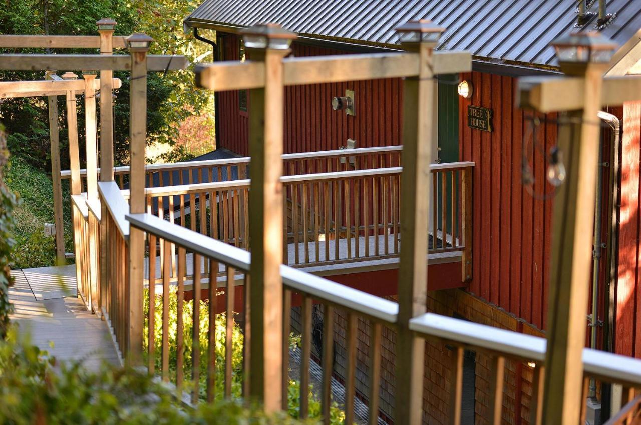Salishan Tree House Suite Cowichan Bay Exteriör bild
